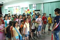 　今年首次來馬的東吳法治夏令營日前在介壽舉行紀律教學，約67名學童參與。（圖／文：邱竟瑋）