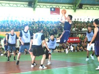 　東引鄉戒菸盃籃球冠軍賽，聯勤三兄弟（持球者）、武勝二隊，都有精彩的表現。（圖／文：陳其敏）