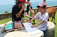 　北藝大團隊帶領星兒童登上大坵島造訪及寫生，既驚訝又歡喜。（圖： 台北藝術大學服務隊提供）