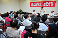 連江縣政府昨日下午舉辦「博弈公投記者會」,縣長楊綏生面對全場來自國內外10多家平面及電子媒體記者們侃侃而談。(圖/文:曹重偉)