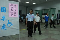 連江縣選委會主委陳敬忠視察介壽國中小投開票所,檢查動線與設施。(圖/文:邱竟瑋)