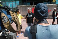 台灣反賭博合法化聯盟執行長何宗勳昨天在縣府門口接受媒體採訪。(圖/文:邱竟瑋)