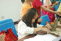 　馬祖暑期活動日前於區漁會2樓舉行，地區兒童展現專注與創意。（圖／文：邱竟瑋）
