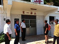 縣議員陳建光邀請文化局局長曹以雄、觀光局局長劉德全現地勘察西莒山海一家、東海部隊司令部、田澳陳婉芬老家以及青帆舊港中正門,希望能重新規劃讓這四處成為西莒觀光景點。(圖:文化局提供)
