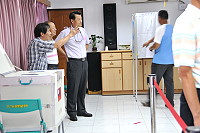 　馬祖首度公投北竿投開票作業順利，縣選委會主委陳敬忠視察選務作業。（圖／文：陳鵬雄）