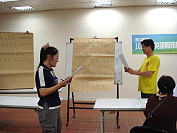 　地區計程車司機接受入門英語會話訓練。（圖：縣府交通局、格林希爾數位出版提供）