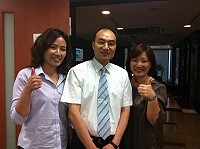 馬中101學年度校長遴選會結束後,會長林惠萍(左一)、教師代表林秀萍(右一)向新校長陳天賜(圖中)恭喜,並期許新校長有新作為。(圖:馬中家長會長林惠萍提供)