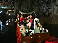 南竿北海坑道獨木舟業者引進3艘天鵝船,供喜好優雅的旅客操縱。每艘要價約7萬元,業者說,有機會裝飾成燕鷗造型。(圖:保順育樂提供)