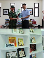 「2012全國好書交換活動」昨天在縣立馬祖圖書館登場,上千冊的圖書、雜誌讓大家挖寶,副縣長陳敬忠代表縣府致贈書籍給馬防部,另二樓展出ALA凱迪克獎繪本大賞。(圖/文:劉秋月)