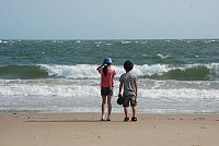 兒童在津沙澳口遊樂,居民建議,應備妥救生員並做好安全宣導。(圖/文:邱竟瑋)