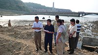 　縣長楊綏生11日率領工務局與建設局人員前往清水濕地，關心污水蓄水池工程狀況，並表示希望能於20天內完工。（圖：連江縣政府提供）