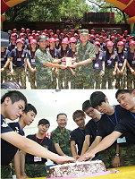 (左圖)陸軍司令李上將頒發加菜金勉勵承辦單位辛勞。(右圖)陸軍司令李上將於慶生餐會與七月份壽星一同切蛋糕慶祝生日快樂。(圖/文:陳柏嘉)