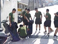 弟兄們將大街小巷的雜物垃圾整理乾淨,南澳商圈恢復煥然一新的面貌。(圖/文:蔡耀緯)