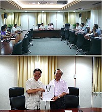 中央與地方首度針對博弈專法進行磋商!縣長楊綏生昨天率同仁與交通部次長陳建宇及博弈承辦主管,就博弈專法立法進度及未來國際渡假村審核項目內容進行討論;另談博弈不忘促銷馬祖好酒,楊綏生致贈登峰造極馬酒,讓更多人知道馬祖好酒的醇香。(圖:連江縣政府提供)