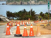 　東引中正路靠近碼頭端道路，持續進行開挖整建，僅留單線通行。 （圖／文：陳其敏）