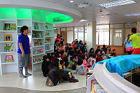 　縣立圖書館開幕三個月以來，二樓兒童圖書室備受地區家長喜愛，但近來文化局不斷接獲反映，部分家長欠缺公德心，將圖書室當托兒室，不然就是放任幼兒尖叫奔跑，甚至影響三樓成人閱覽室的寧靜。（圖：本報資料室）