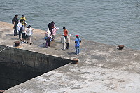 　大坵碼頭面積水濕滑，今年已有多位遊客摔跤，北竿鄉公所允諾近期馬上進行改善。（圖／文：陳鵬雄）