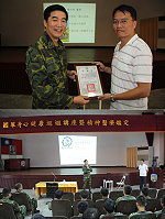 (上圖)楊主任致贈感謝狀予鄭醫師,感謝其不辭辛勞來馬祖為服役弟兄實施身心健康教育。(下圖)楊主任期許在場所有士官兵能藉由此機會,更注意周遭弟兄是否有類似狀況,進而有效解決與處理。(圖/文:陳柏嘉)