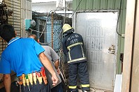 馬祖區漁會舊製冰廠後方變電箱昨天下午火警,消防人員進入火場勘察。(圖/文:邱竟瑋)