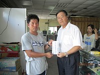 西莒陳姓民眾發生不幸意外,鄉長柯玉官致上慰問金。(圖:莒光鄉公所提供)