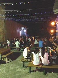 　塘岐地區新開一間海鮮炭烤店，提供食客新選擇，每到入夜之後就高朋滿座。（圖：忠漁原味提供，文：陳鵬雄）   