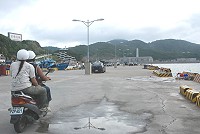 福澳漁港碼頭可望進行加高與周邊改善工程,以解決潮差等因素造成的積水現象。(圖/文:邱竟瑋)
