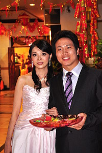 　馬祖角力高手曹立義昨日與美麗的桃園姑娘翁宜甄在馬祖舉辦婚宴，親友為這對幸福新人獻上祝福，分享他們的甜蜜喜悅。（圖：曹立義、翁宜甄提供）