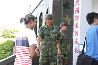 東引指揮部指揮官賀將軍親自在精誠勤務召集事務所前歡迎應召後備軍人。(圖/文:蔡耀緯)