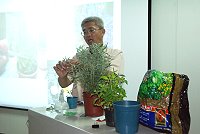 　縣府「香草無毒栽培應用暨動植物防檢疫宣導會」，香草研究家尤次雄以實品解說，建設局4樓滿室生香。（圖／文：邱竟瑋）