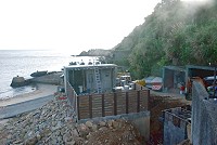 位於鐵板沙灘的仁愛村污水處理設施工地,近來機具進出頻繁,縣府說,配合水廠進行施工。(圖/文:邱竟瑋)