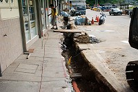 為促進福澳社區污水下水道排污效率,工務局於該村特產店前一帶實施管線工程,工務局表示,最快兩週完成,施工期間鄉親從臨時棧道進出家門。(圖/文:邱竟瑋)