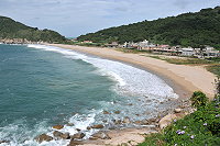 　蘇拉逼近，北竿&#22338;里出現一波波長浪，沙灘雪白一片。（圖／文：陳鵬雄）