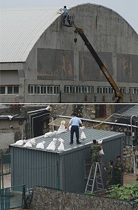 　因應颱風來襲，東引軍民加強戒備，做好防颱措施。（圖／文：陳其敏）