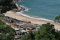 　午沙早年是北竿重要出入港，碼頭許多空庫房現在成了廢棄閒置營區，是存是留各界意見不同。（圖／文：陳鵬雄）