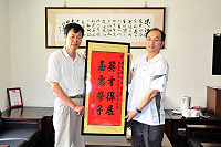 國立馬祖高中新任校長陳天賜,昨天8月1日正式上任,各界祝賀花籃及賀電不斷,連江縣議會議長陳貴忠也特別委請秘書長陳益興代為致贈中堂,嘉許陳校長「英才得展、嘉惠學子」。(圖/文:曹重偉)