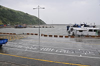 　多數船隻前往南竿避風，北竿白沙內港小船渠出現難得空曠景象。（圖／文：陳鵬雄） 