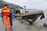 　北竿白沙一漁船昨天意圖出海作業，遭岸巡人員勸阻制止。（圖／文：陳鵬雄）
