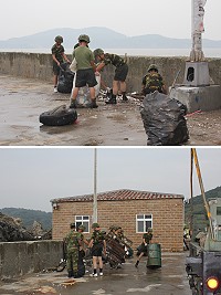 莒指部弟兄抓緊時間協助清理東莒猛澳港旅客服務中心,效率指數百分百。(圖/文:林冰芳)