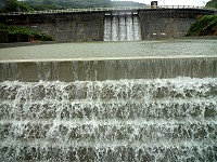 　受蘇拉颱風挹注，東湧水庫及下方蓄水池都出現溢流情況。（圖／文：陳其敏）