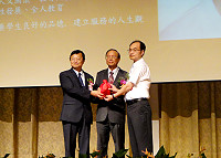 　陳天賜榮膺馬祖高中第10屆校長，他的辦學願景為「教育之道無他，唯愛與榜樣」，以人文關懷、教育大愛協助學生多元學習適性發展，培養學生良好的品德建立服務的人生觀。（圖：馬中校長陳天賜提供）
