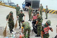　馬防部指揮官任中將親臨福澳港視導砲兵群官兵弟兄復原工作。（圖／文：呂冠緯）