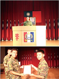 (上圖)指揮官章將軍於七月份月會實施精神講話。(下圖)指揮官章將軍於月會頒獎予優秀屆退官兵。(圖/文:林禹豪)