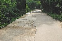 南竿志清電廠通往中央大道的路面破損,縣府工務局將運用省府補助進行改善,目前則以地區災後復原為優先。(圖/文:邱竟瑋)