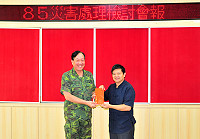 「85雨災」造成南竿西區罕見災情,縣府昨天特別召開檢討會議,聽取災防單位及馬防部救災簡報;縣長楊綏生也在會中致贈馬防部加菜金感謝軍方協助,由指揮官任季男代表接受。(圖/文:曹重偉)