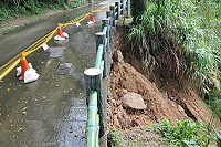 　北竿壁西坡道路出現土石滑動現象，路基部份掏空。（圖／文：陳鵬雄）