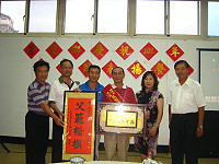 莒光鄉公所昨晚於西莒舉行父親節聯誼餐會及表揚模範父親張銘聰。(圖:莒光鄉公所提供)