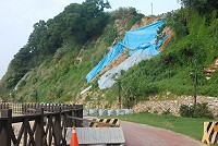 福澳至清水外環道邊坡今年5月時因大雨坍方,復建工程日前順利發包,預計本月10日進場施作。(圖/文:邱竟瑋)