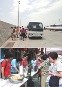 15日前在西莒碼頭均有卡蹓公車接應遊客,方便參與各項活動和遊覽,週六、日中餐時刻,東莒社協設攤販賣融入莒光三寶精緻料理,提供散客選擇。(圖:東莒社協提供)