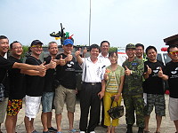 2012莒光海洋活動最後一個週末假日,遊客穿梭東、西莒軍事及自然、生態景點外,縣長感謝國軍協助活動,並致贈加菜金。(圖:東莒社協提供)