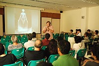 芙蓉海畫會「夏日藝文講座」昨天下午在民俗文物館登場,邀請成功大學歷史系教授蕭瓊瑞,分享台灣藝術作品中的女性與當時的台灣社會。(圖/文:邱竟瑋)